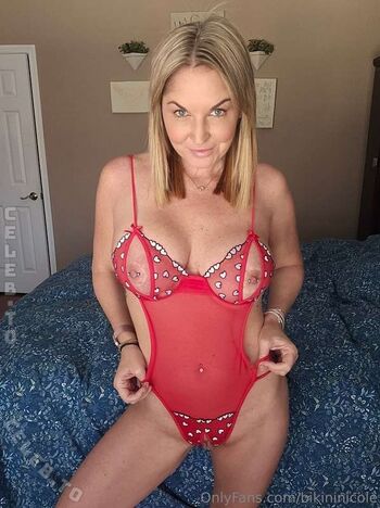 Bikininicole