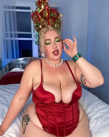 Gwen Adora