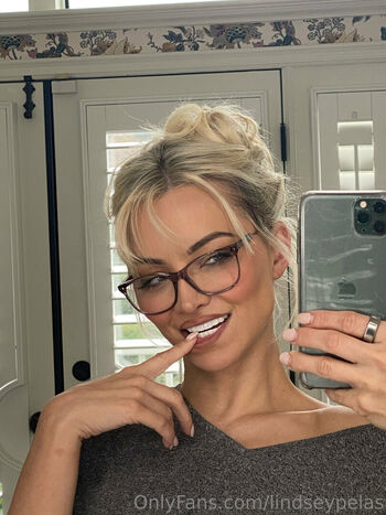 Lindsey Pelas