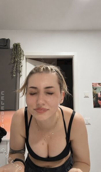 Full leaked Veylarenee private onlyfans photo